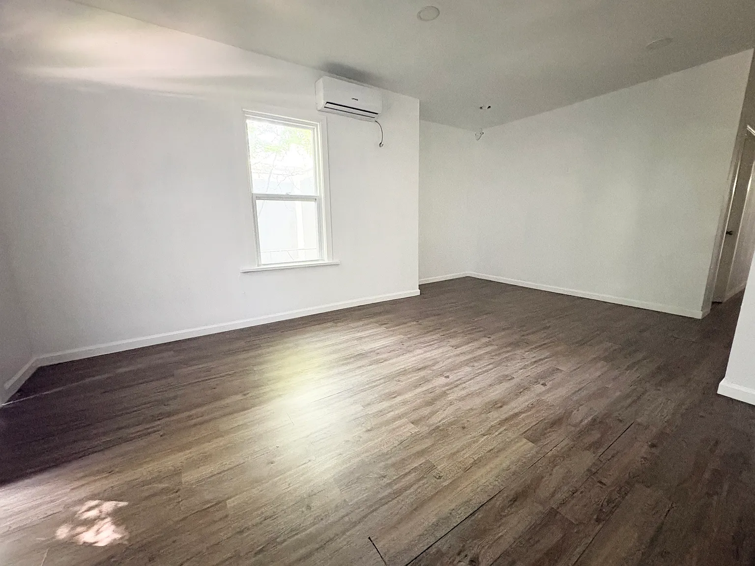 527 N Hudson Ave — Photo 2