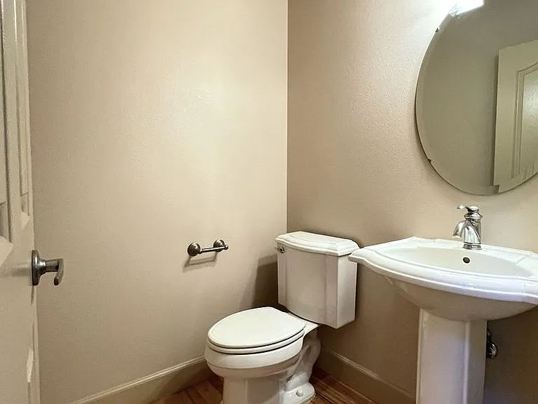 811 E Knoll Ct — Photo 7