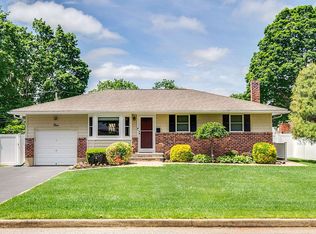 4 Old Indian Head Rd, Commack, NY 11725