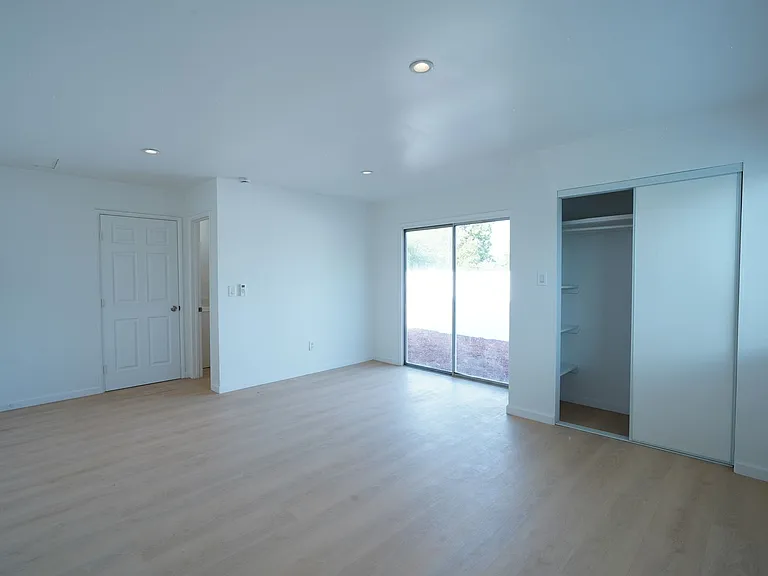 1443 N Riverside Ave — Photo 27
