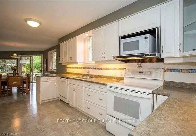 1001 Maitland St — Photo 14