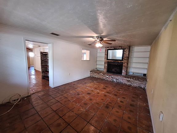 4th image of 391 Hill St