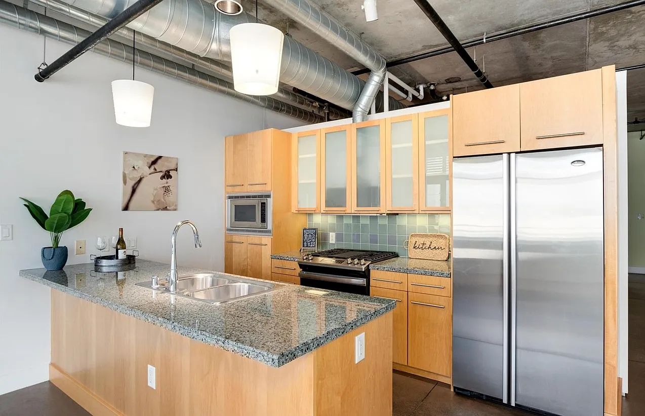 1 bed, 881 sqft, $2,300 — Photo 1