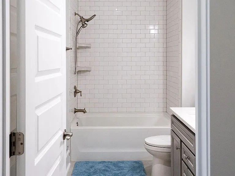 Full bath upstairs