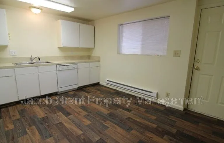 1380 E Poplar St #C — Photo 3