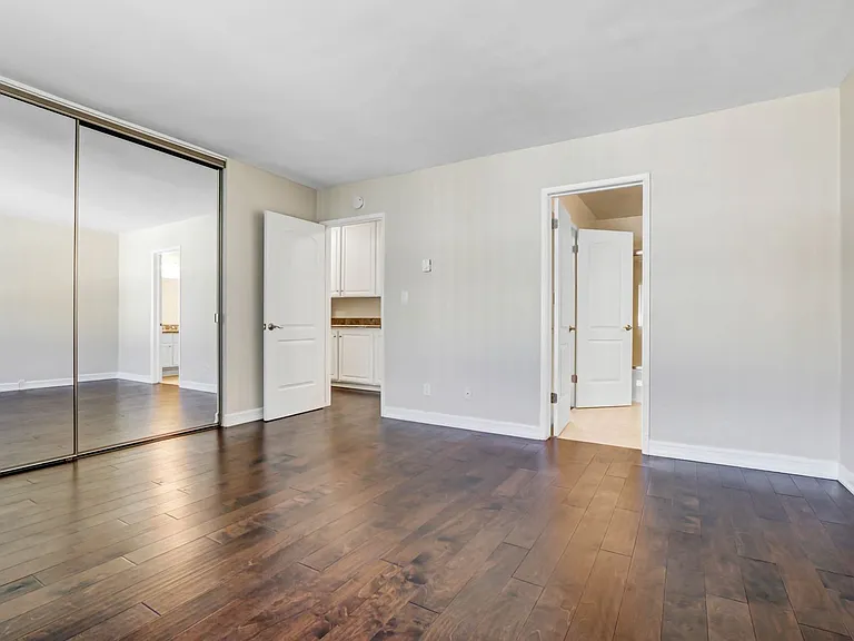 1319 Berkeley St in Santa Monica - large apartments, feels like a condo! — Photo 10