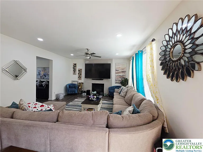1052 Kingston Ln — Photo 29