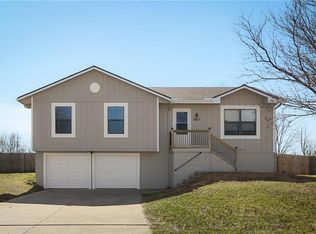 805 Covey Dr, Peculiar, MO 64078