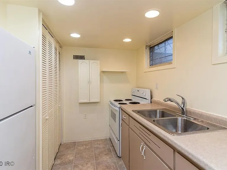 1011 Evelyn St — Photo 22