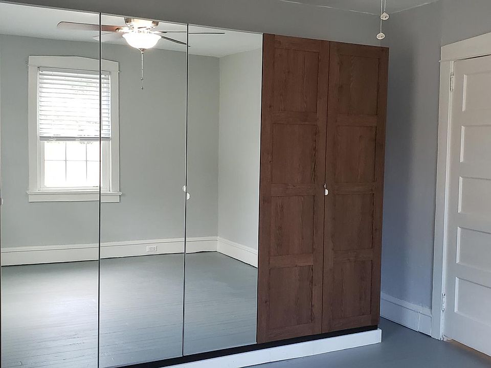 10' built in wardrobe storage unit in bedroom with full length mirrors. Wardrobe equipped with shelving and rods.