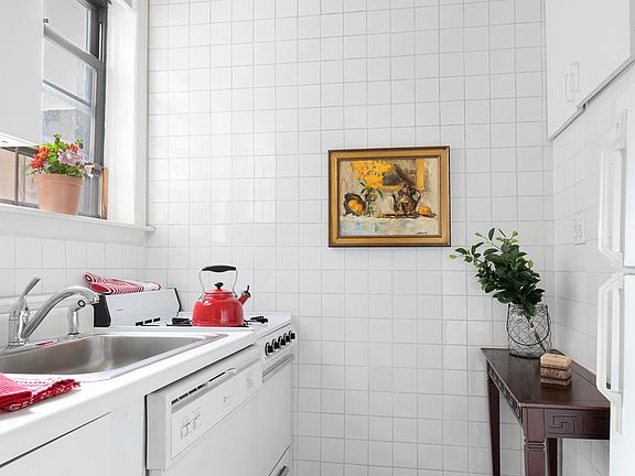 3rd image of 120 E 83rd St APT 5D