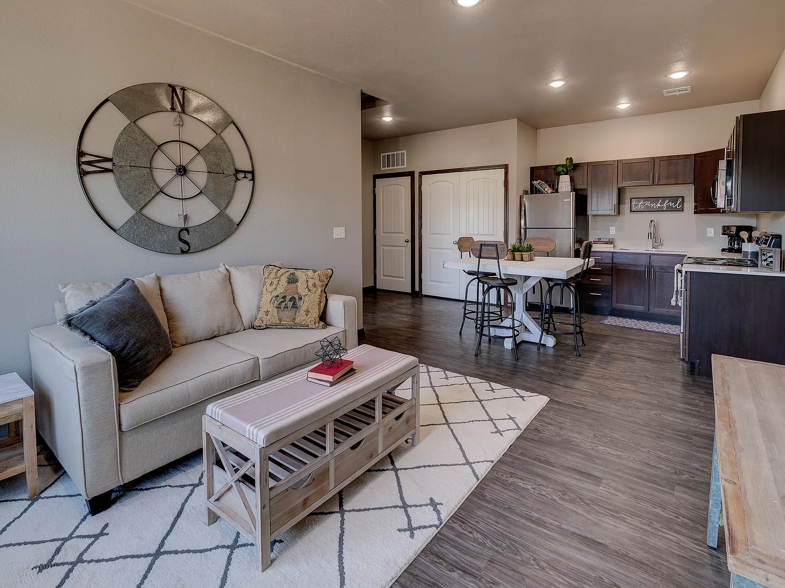 1114 Hope Ln — Photo 2