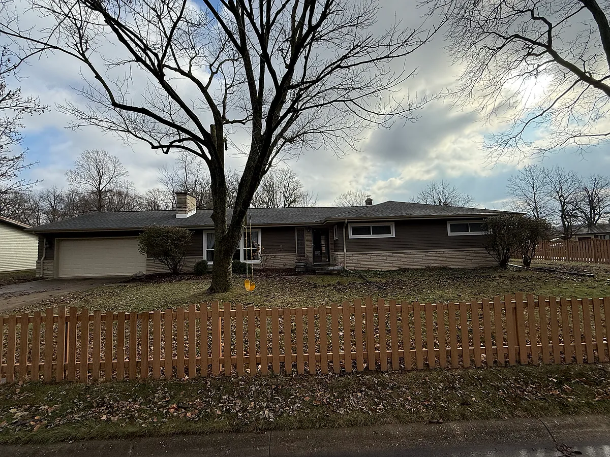 Two car garage, fenced in yard and bus stop right around the corner - 136 Blackhawk Ln