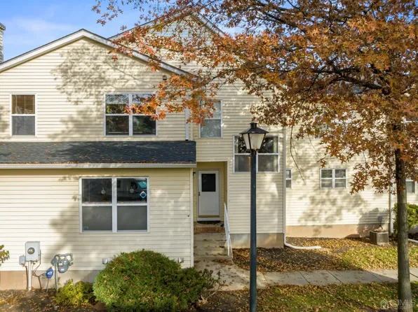 402 Keswick Dr, Piscataway, NJ 08854