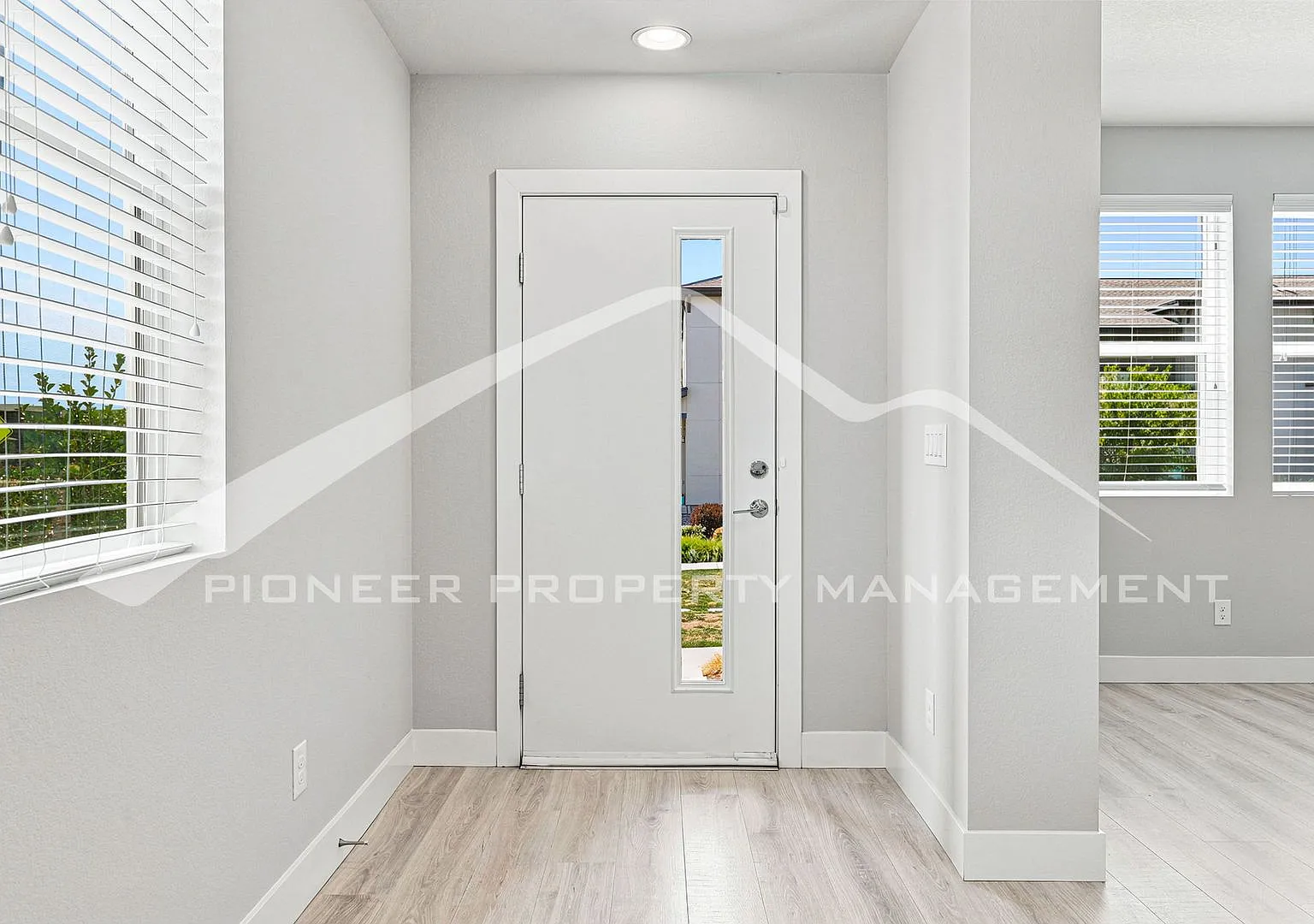 Spacious Townhouse with Central AC and 2-Car Garage — Photo 2