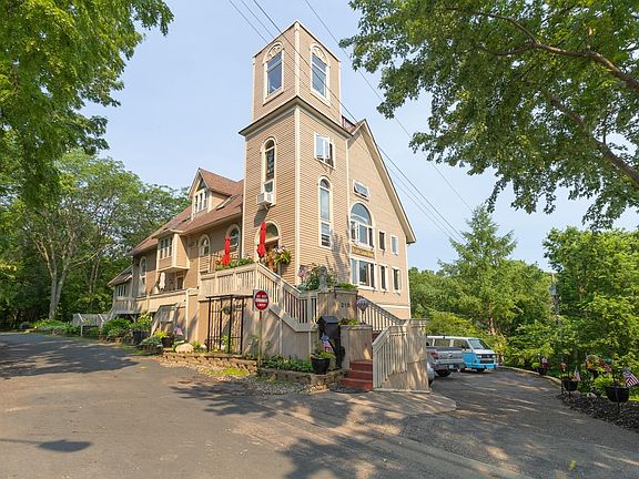 2nd image of 240 Oak St W #240