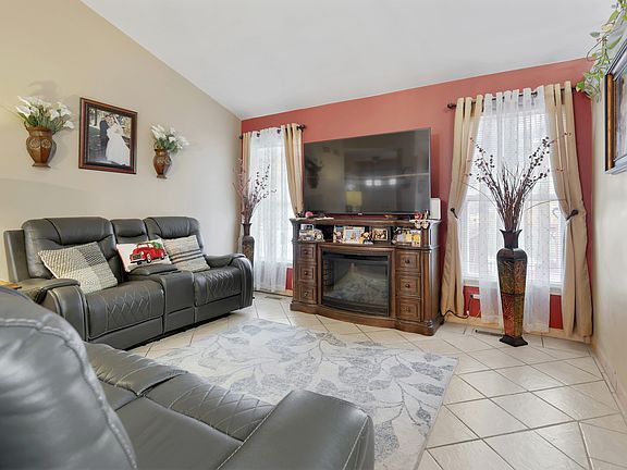 3rd image of 1418 Keele Dr
