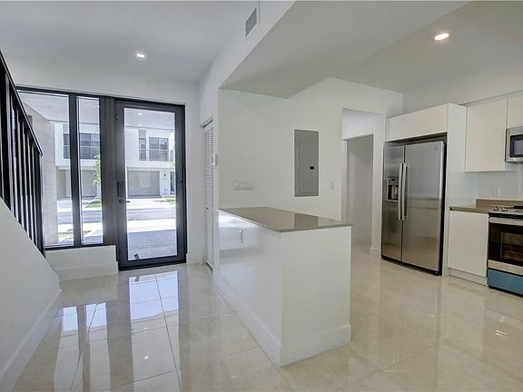 4th image of 4140 N Oak Place