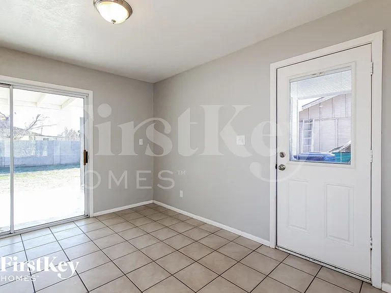 2041 W Windrose Dr — Photo 4