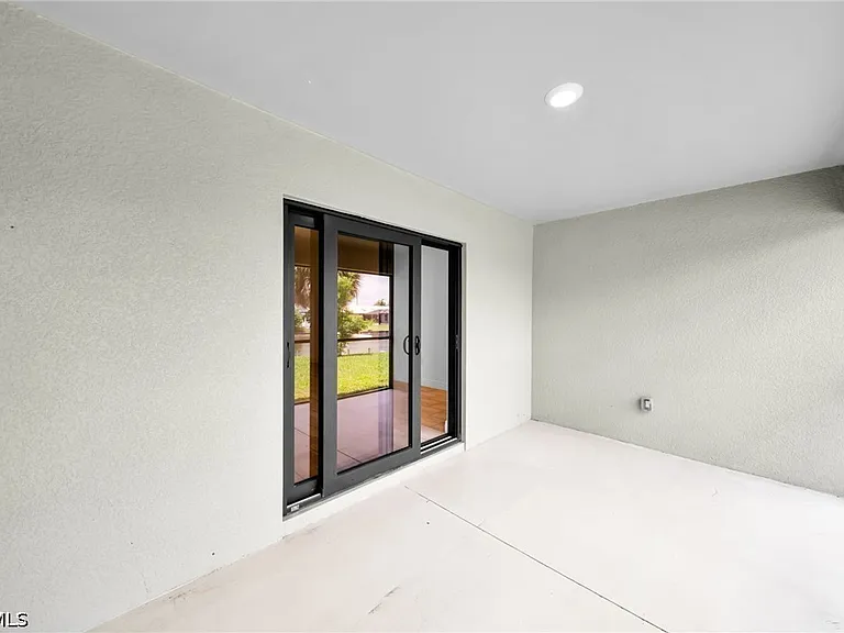 318 SW 7th Ter — Photo 24