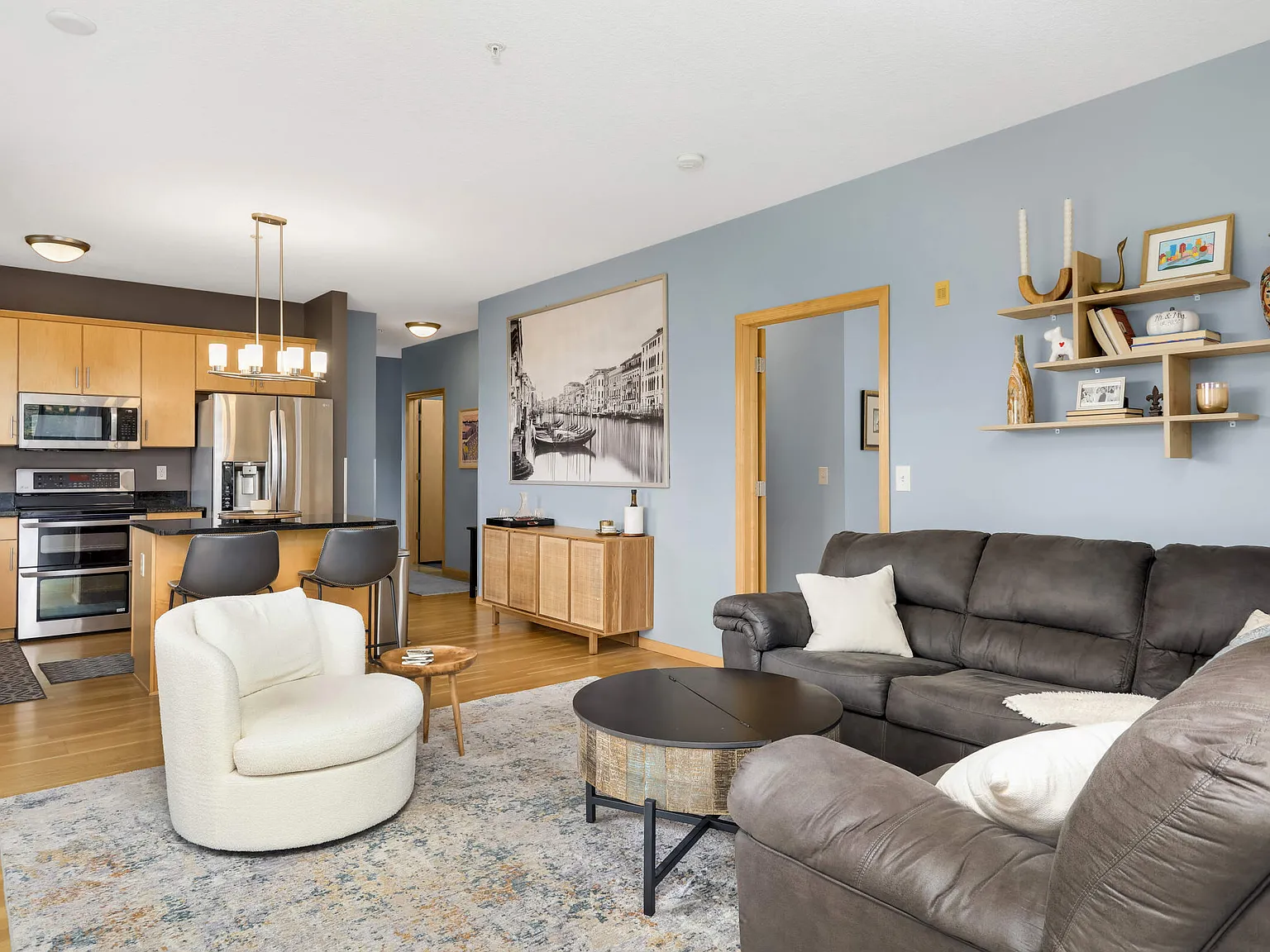 2 bed, 1204 sqft, $1,999 — Photo 2