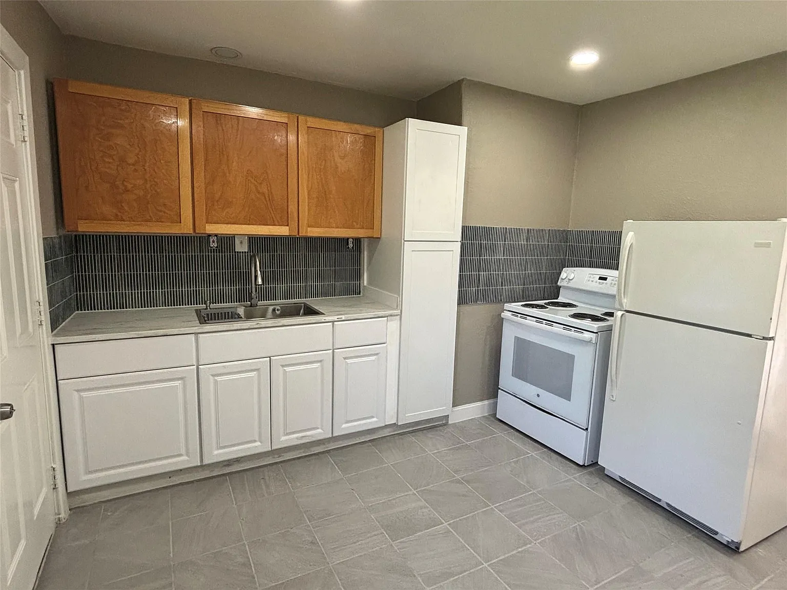 2 bed, 1.0 bath, 696 sqft, $1,350 — Photo 3