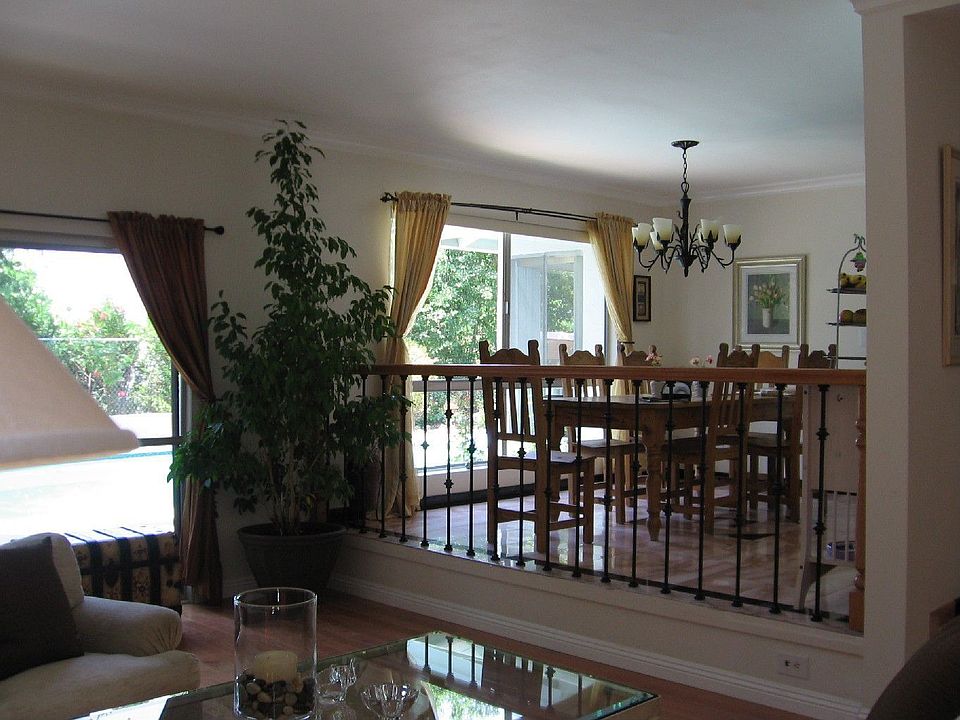 Bright, mirrored living rm w/ elegant F/P 