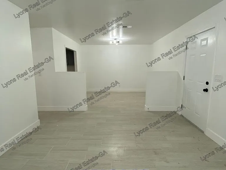 1028 S Gordon Ave — Photo 3