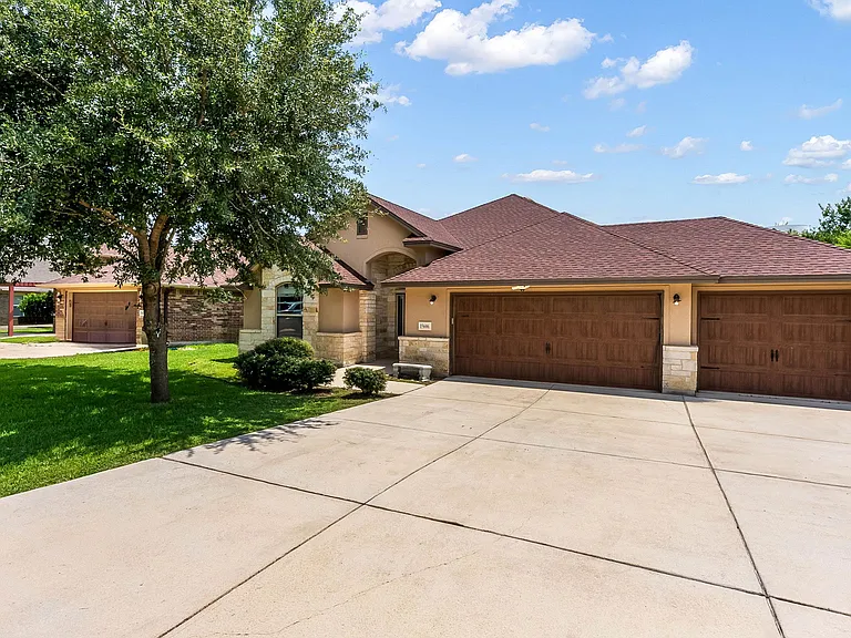 15606 Fox Ln — Photo 1
