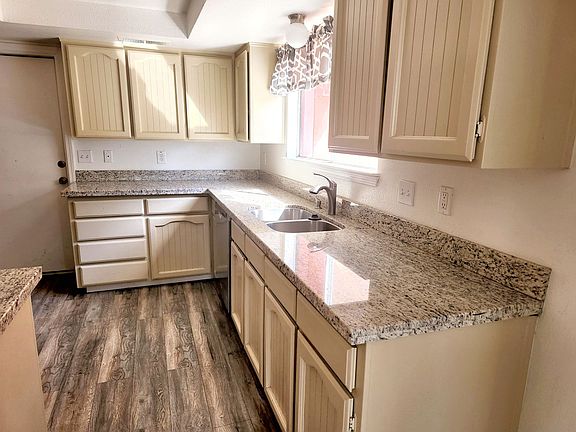 5th image of 932 E Oakridge Ave