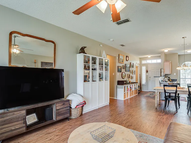 505 N Iola Ave — Photo 3