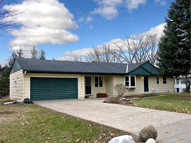 Move right in - 4 bed walkout rambler!