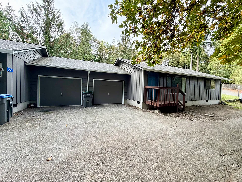 3949 NE Seldom Seen Ln