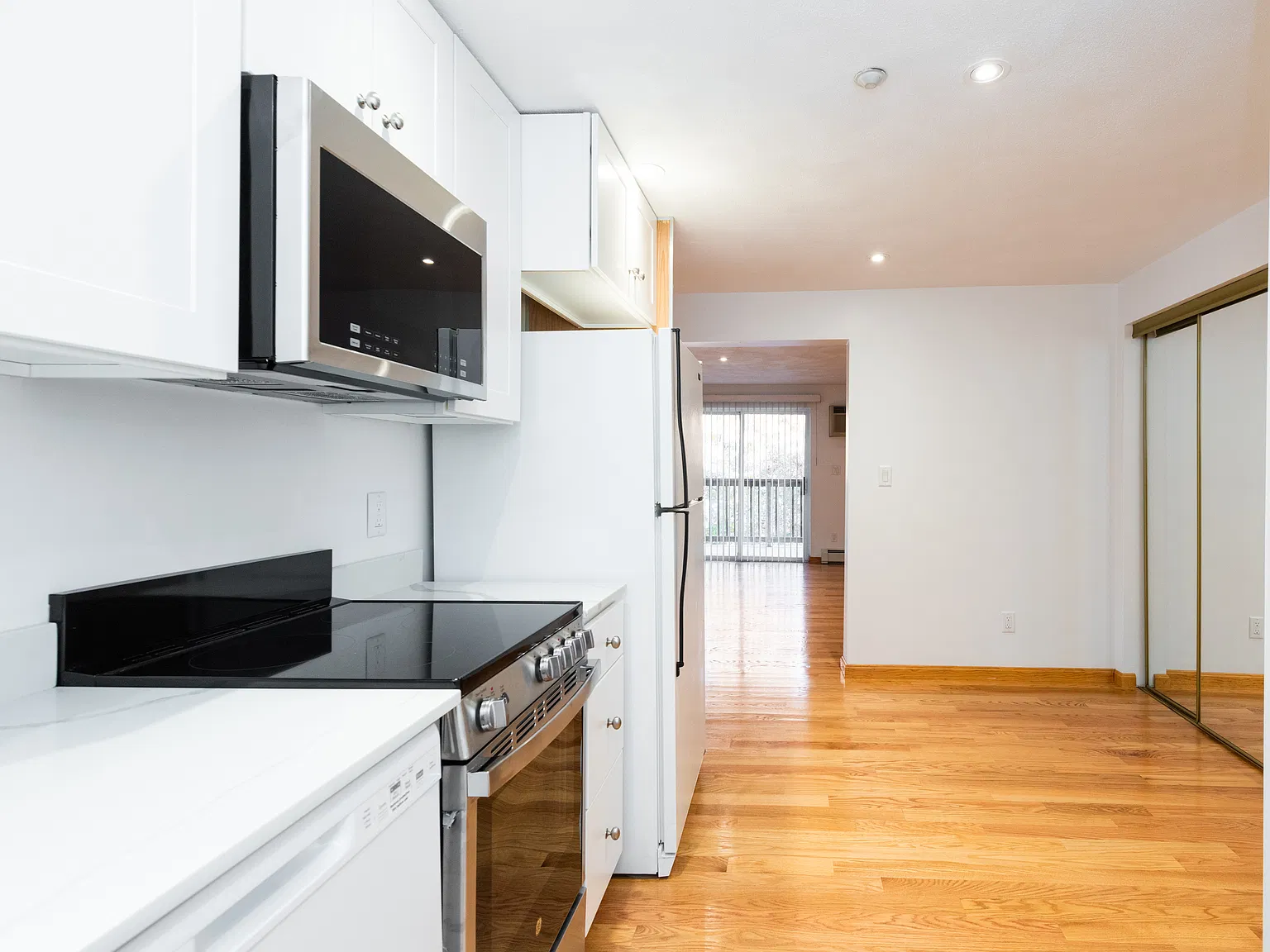 2 bed, 1220 sqft, $2,200 — Photo 2