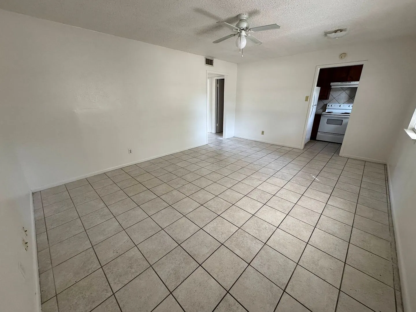 101 E Cardinal Lane — Photo 2