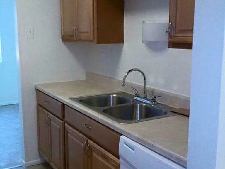 918 Heritage Ct #102 — Photo 6