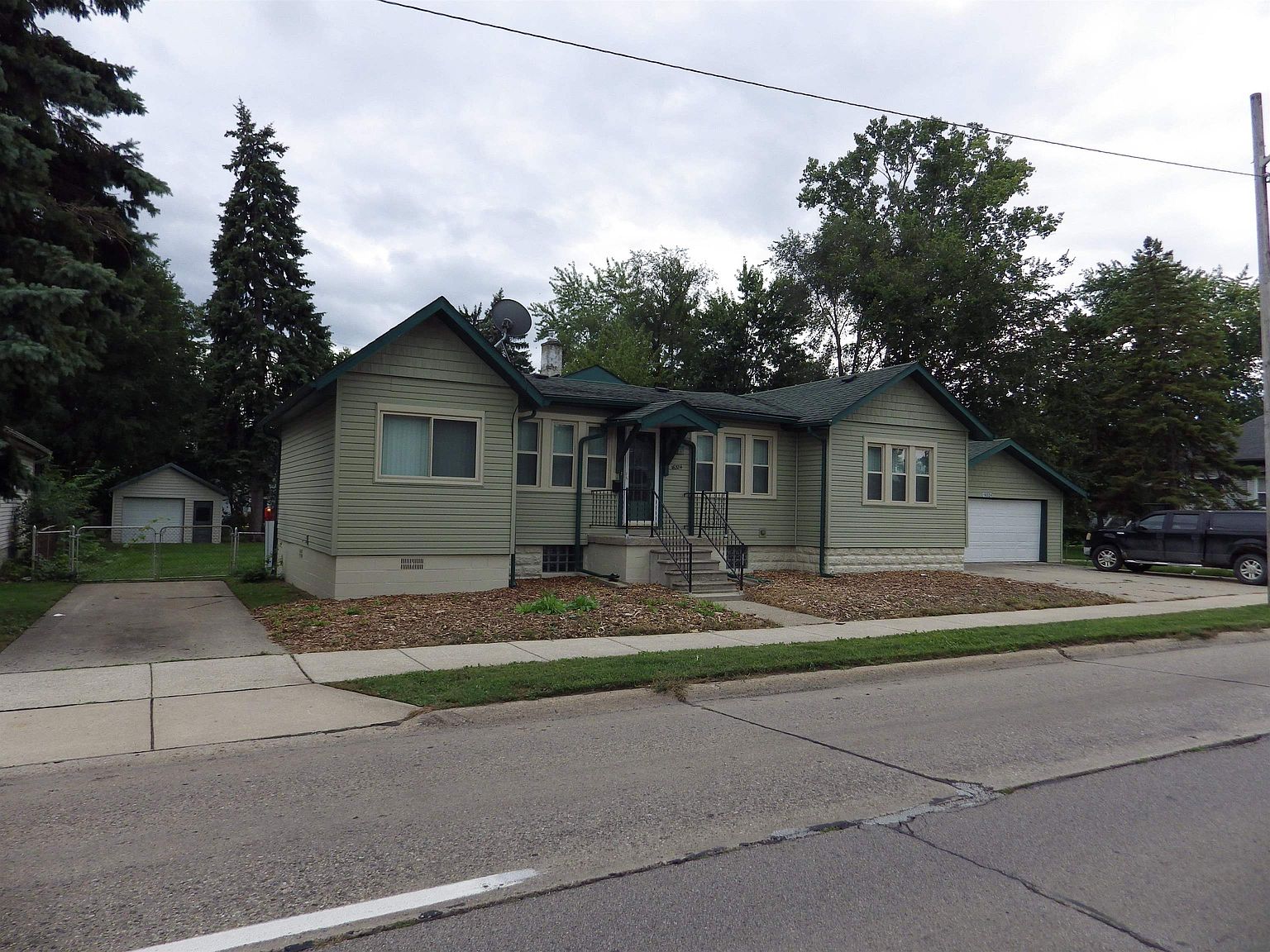 16324 E Ten Mile Rd, Eastpointe, MI 48021