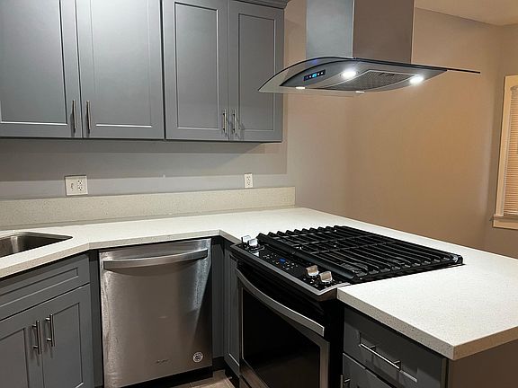 3rd image of 338 Cedar Ave #4
