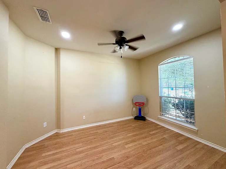902 Rockton Dr — Photo 14