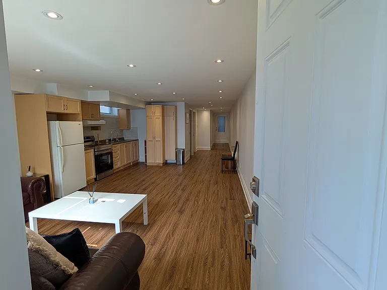 1036 Dovercourt Rd #LOWER — Photo 17