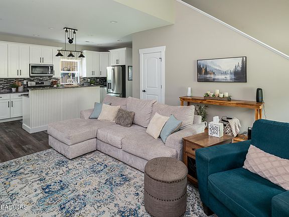 2nd image of 406 Robinson Trl