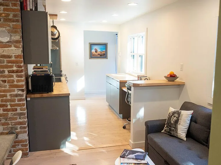 542 N Black Ave — Photo 8