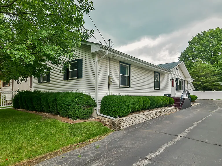 302 Merrill Ave — Photo 6