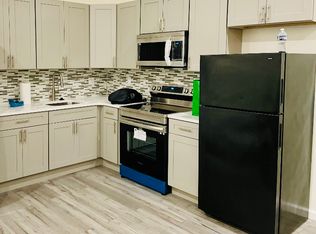 910 Arch St #2F, Philadelphia, PA 19107