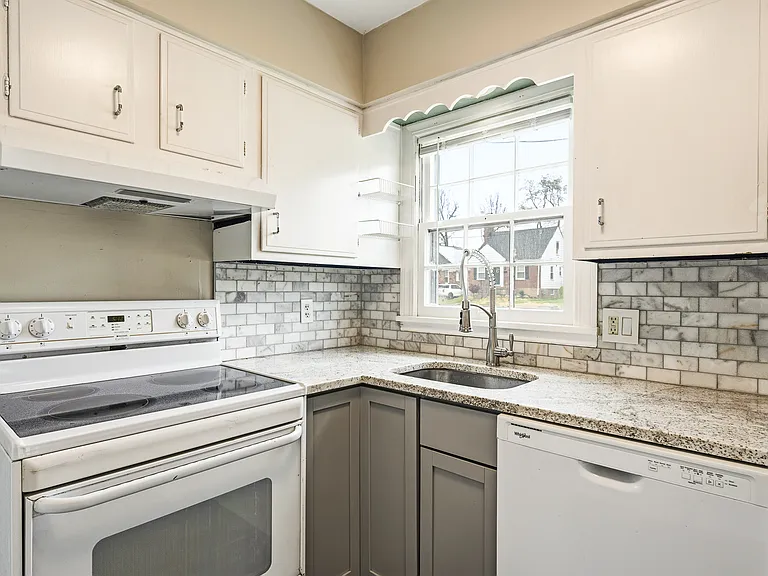 3934 Kennison Ave — Photo 15