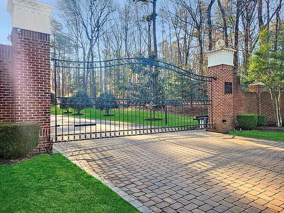 4th image of 38 Corbin Hall Ln