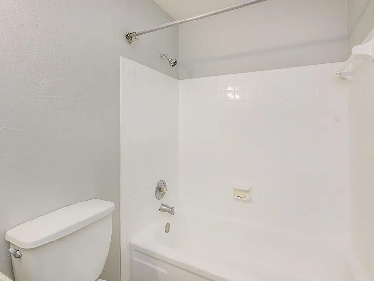 Crown Pointe Apartments — Photo 34