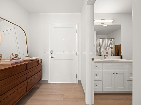 2nd image of 711 Astor St #603