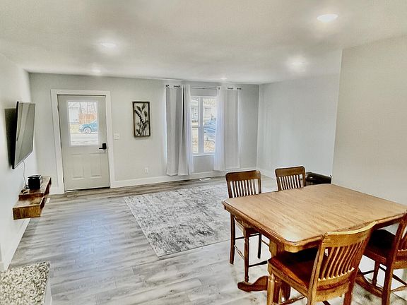 5th image of 2048 Center St