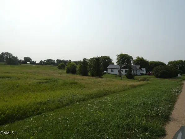 32 McKenzie St, Sterling, ND 58572